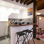Authentic In Center Of Parisian Marais *