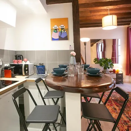 Authentic In Center Of Parisian Marais Апартаменты *