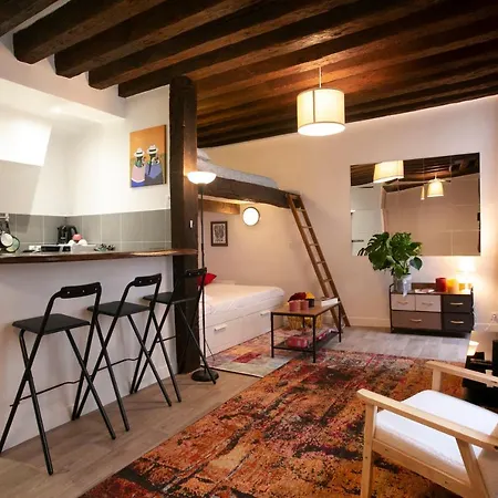 Authentic In Center Of Parisian Marais *