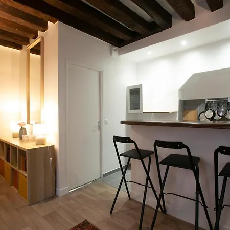Апартаменты Authentic In Center Of Parisian Marais *