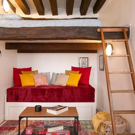 Апартаменты Authentic In Center Of Parisian Marais Париж