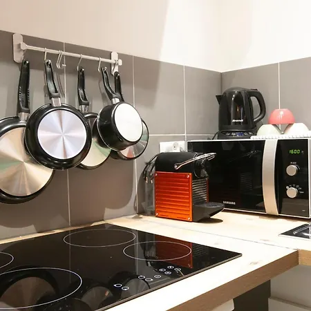 Апартаменты Authentic In Center Of Parisian Marais Париж