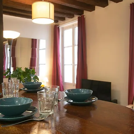 Апартаменты Authentic In Center Of Parisian Marais