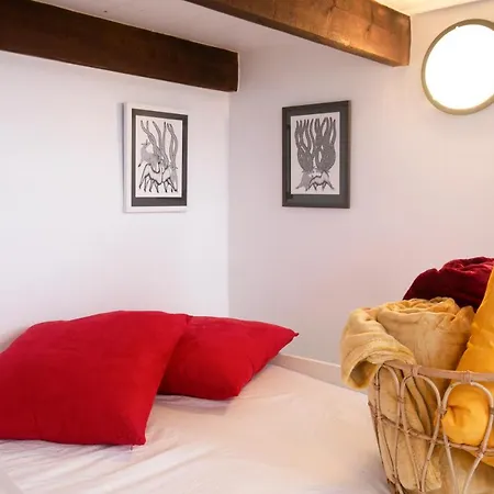 Authentic In Center Of Parisian Marais Apartmán
