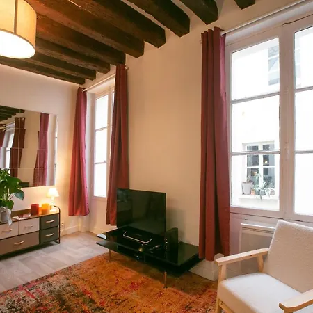 Authentic In Center Of Parisian Marais *